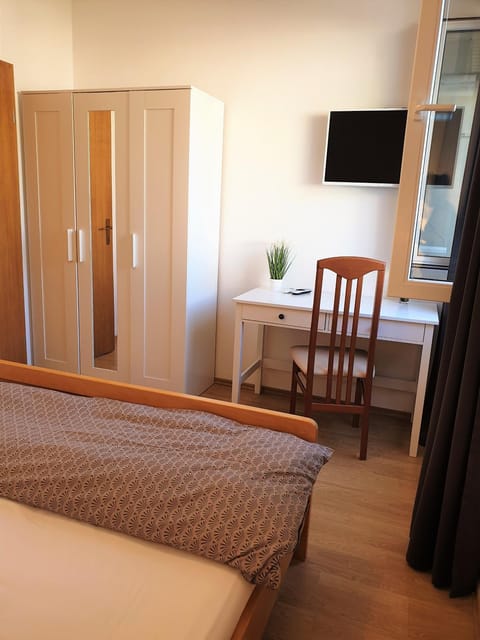 Communal lounge/ TV room, Bed, TV and multimedia, Bedroom, wardrobe