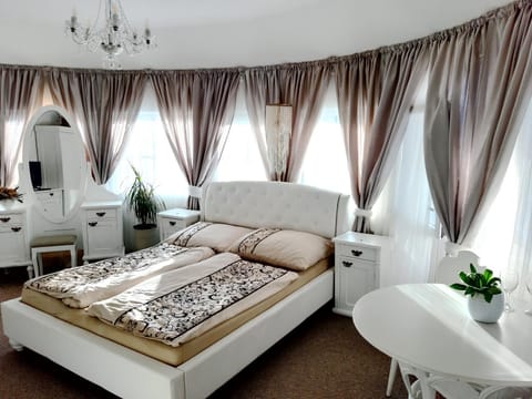 Bed, View (from property/room), Living room, Photo of the whole room, Seating area, Bedroom, Mountain view