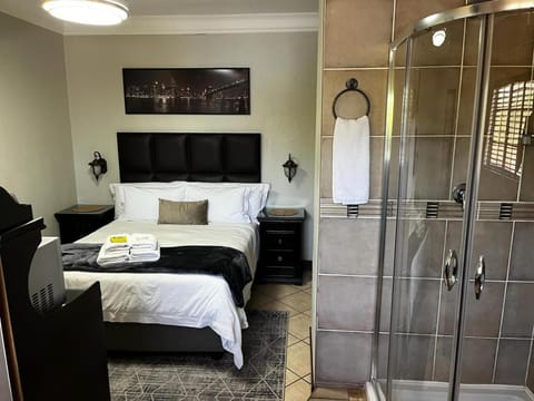 Shower, Bed, Photo of the whole room, Bedroom, towels
