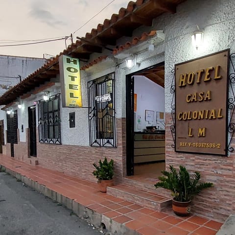Property building, Facade/entrance, Day, Logo/Certificate/Sign