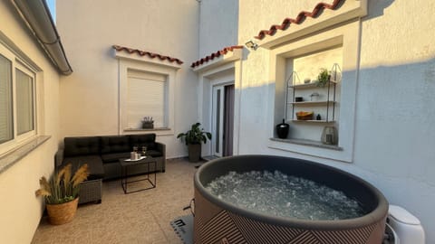 Hot Tub, Balcony/Terrace, Seating area
