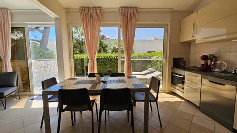 Kitchen or kitchenette, Seating area, Dining area