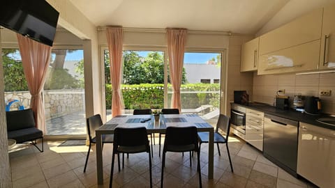 Kitchen or kitchenette, Dining area