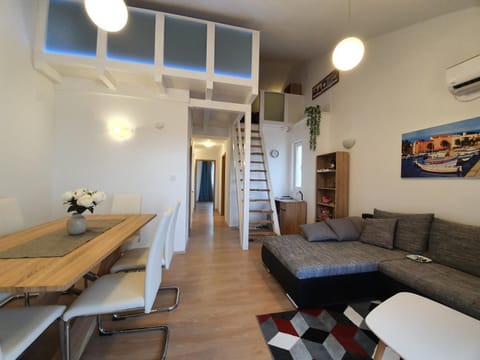 TV and multimedia, Living room, Seating area, Dining area, air conditioner