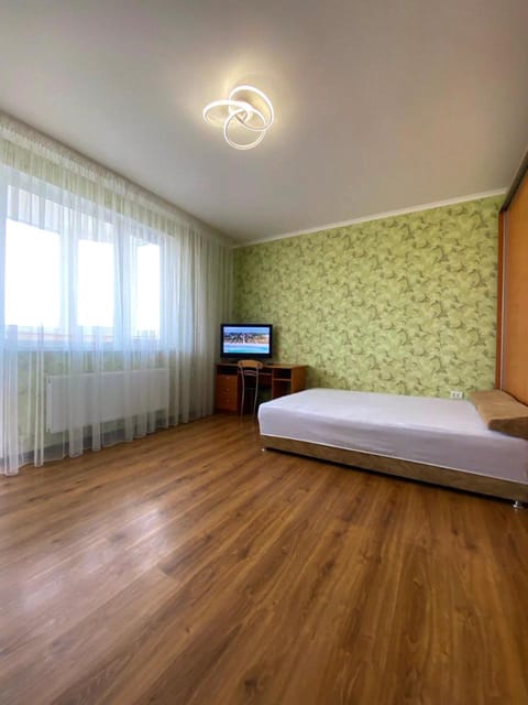Bed, TV and multimedia, Living room, Photo of the whole room, Seating area, Bedroom, wardrobe
