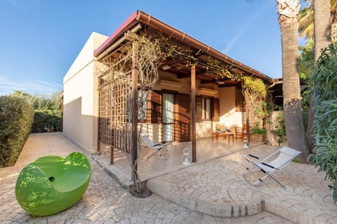 Property building, Patio, Facade/entrance