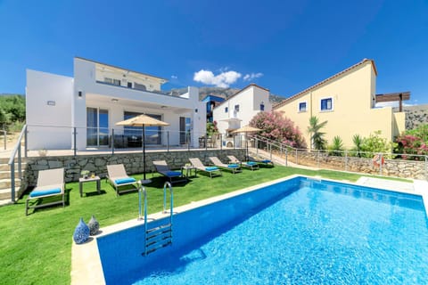 Property building, Day, Garden, Garden view, Pool view, Swimming pool, sunbed