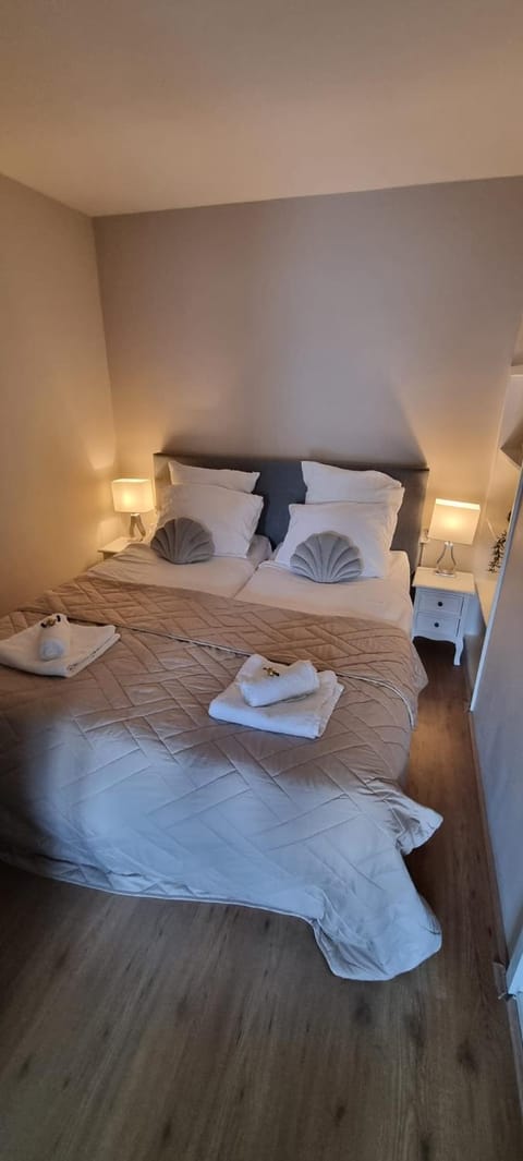 Bed, Bedroom, towels