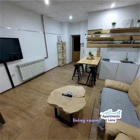 TV and multimedia, Kitchen or kitchenette, Living room, Seating area, Dining area, stove