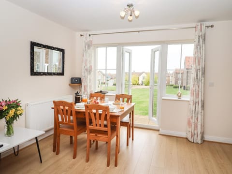 Sleeper Cottage House in Primrose Valley