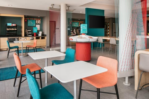 Communal lounge/ TV room, TV and multimedia, Seating area, Dining area