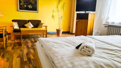 Bed, Photo of the whole room, Bedroom, internet, towels