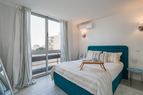 Bed, Photo of the whole room, Garden view