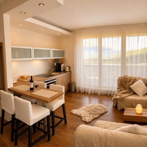 Kitchen or kitchenette, Dining area