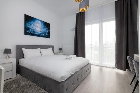 Bed, Living room, Photo of the whole room, Decorative detail, Bedroom