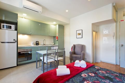 Kitchen or kitchenette, Photo of the whole room, Dining area