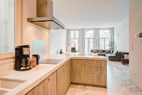 Coffee/tea facilities, Kitchen or kitchenette, stove