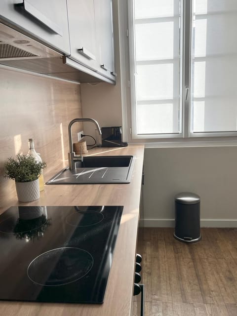 Coffee/tea facilities, Kitchen or kitchenette, Seating area, Street view, Quiet street view, babysiter, flat iron, heating, microwave, oven, stove, kitchen