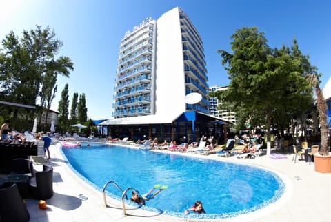 Property building, Pool view, Swimming pool, Swimming pool, sunbed