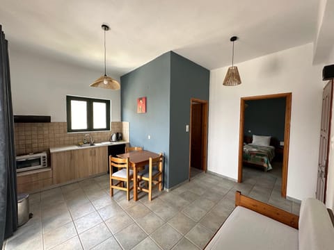 Kitchen or kitchenette, Dining area, oven, stove