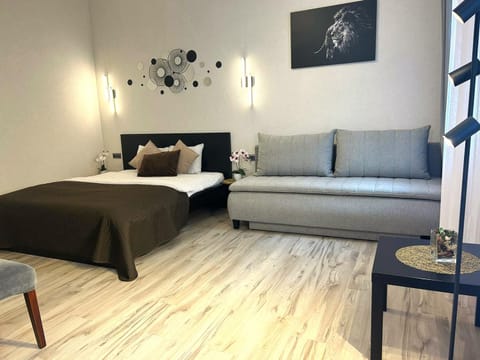 Bed, TV and multimedia, Photo of the whole room, Seating area, cot, air conditioner