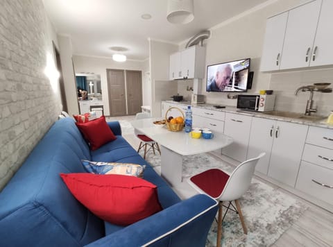 Kitchen or kitchenette, Living room, Seating area, Dining area, Communal kitchen