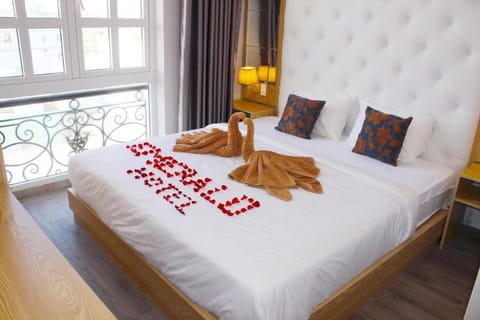 Bed, Photo of the whole room, Bedroom, Text overlay, towels