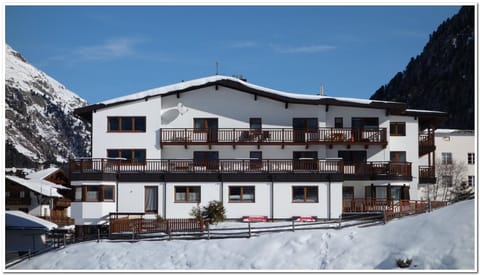 Facade/entrance, Winter