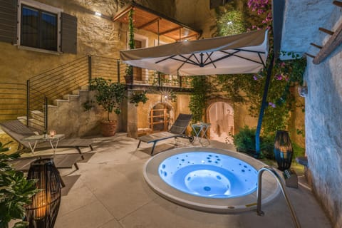 Patio, Solarium, Swimming pool