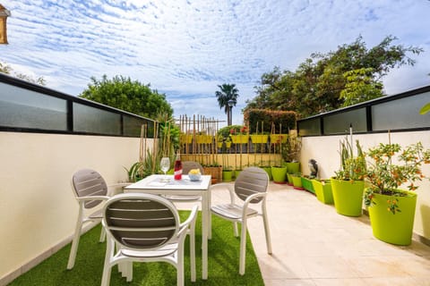 Property building, Balcony/Terrace, Living room
