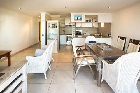 Kitchen or kitchenette, Living room, Seating area, Dining area, oven, stove