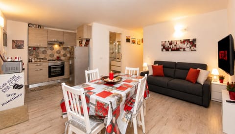 Communal lounge/ TV room, Kitchen or kitchenette, Living room, Seating area, Dining area, kitchen