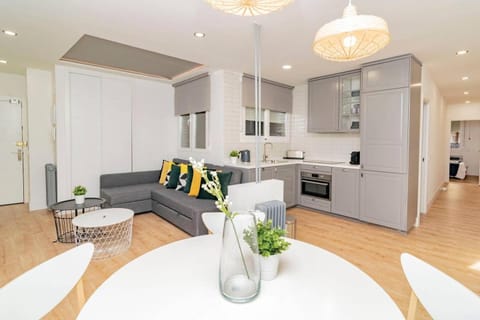 Kitchen or kitchenette, Living room, Seating area, Dining area