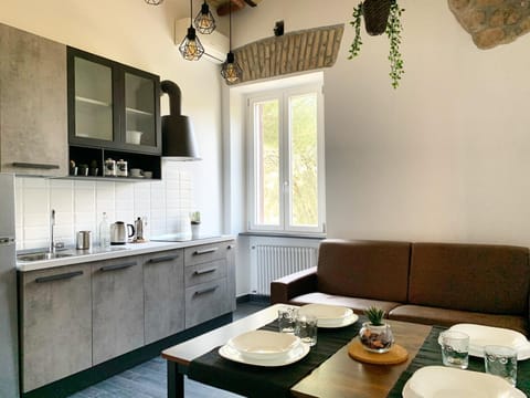Kitchen or kitchenette, Dining area