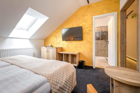 Bed, TV and multimedia, Photo of the whole room, Bedroom, hair dresser