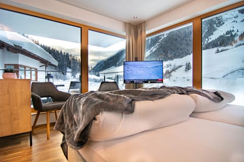 Bed, Natural landscape, Winter, TV and multimedia, TV and multimedia, Photo of the whole room, Seating area, Bedroom, Mountain view
