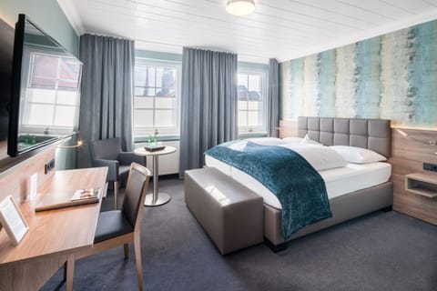 Bed, TV and multimedia, Photo of the whole room, Seating area, Bedroom, hair dresser