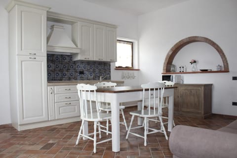 Kitchen or kitchenette, Dining area, stove