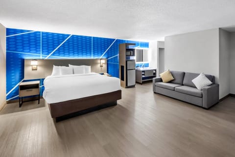 Bed, Photo of the whole room, Seating area, Bedroom