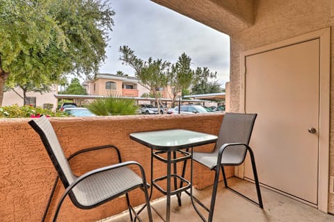Phoenix Group Getaway, 3 Mi to State Farm Stadium! Apartment in Avondale