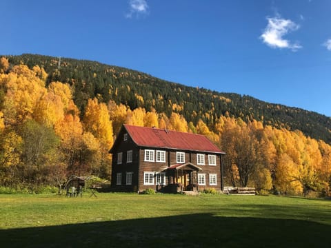 Property building, Day, Natural landscape, Autumn, Lake view, Lake view, Mountain view, fireplace