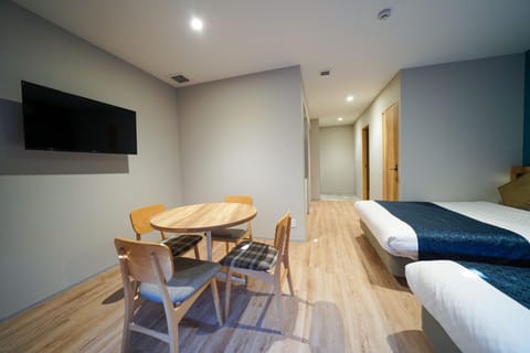 Bed, TV and multimedia, Photo of the whole room, Seating area, Bedroom