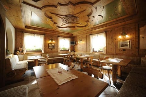 Restaurant/places to eat, Living room