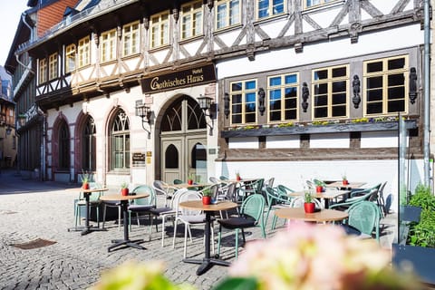Property building, Restaurant/places to eat, Balcony/Terrace