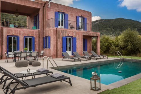 Property building, Natural landscape, Mountain view, Pool view, Swimming pool, sunbed