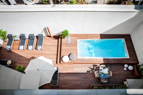 Property building, Balcony/Terrace, Swimming pool