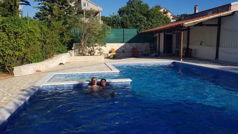 Villa Ivanka Murter ap C sa grijanim bazenom i besplatnim parkingom Apartment in Murter