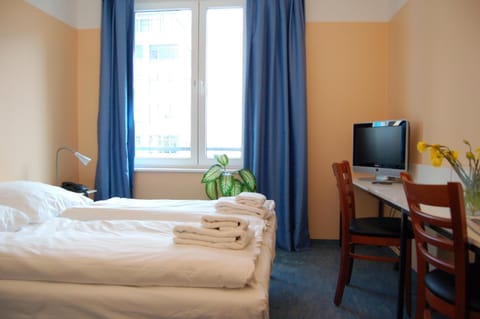 Bed, Day, TV and multimedia, Photo of the whole room, Seating area