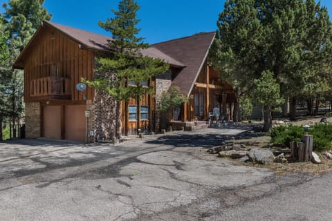 Property building, Facade/entrance, Natural landscape, Parking