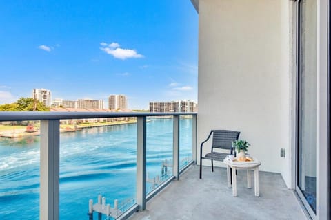 Luxury Amenities, Infinity Pool, Gym, Hot Tub Apartment in Hollywood Beach